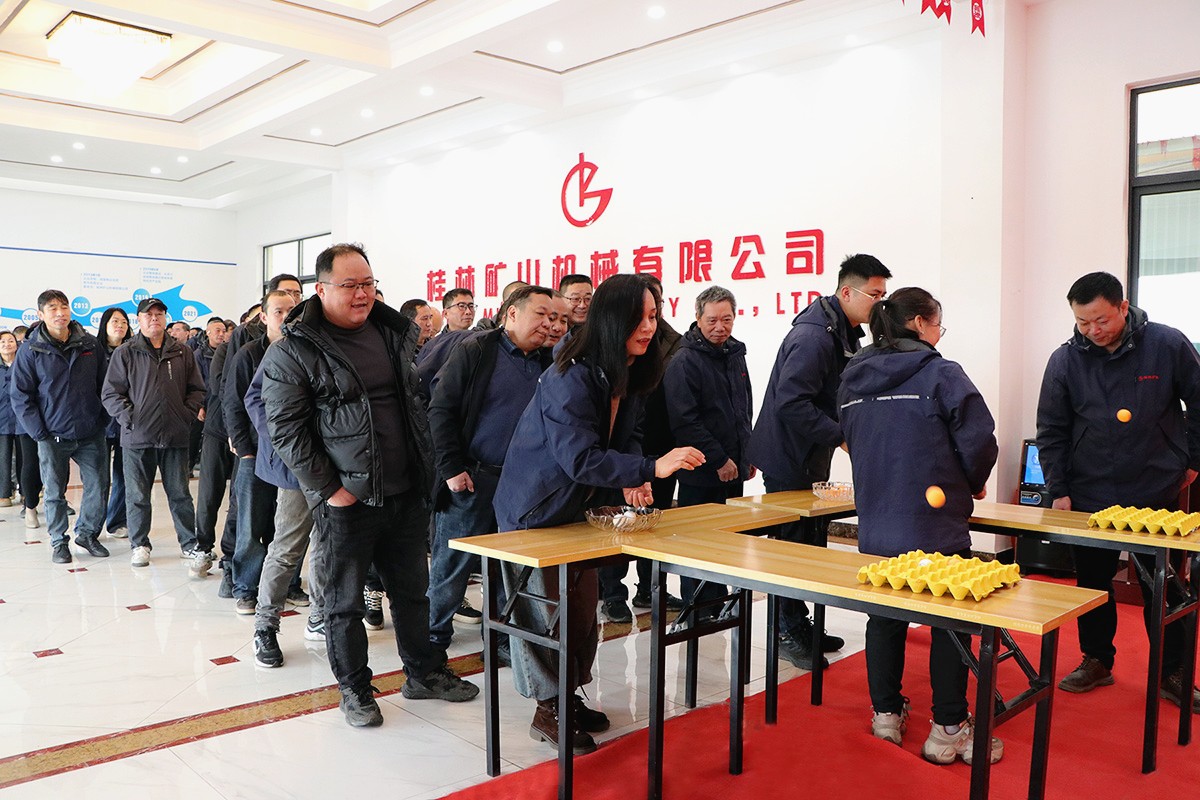 投擲乒乓球到蛋盤游戲